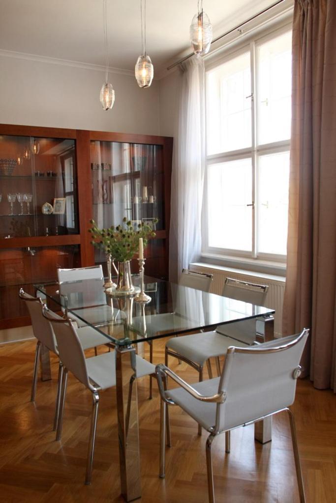 Spacious Elegance In The Heart Of Old Town Apartament