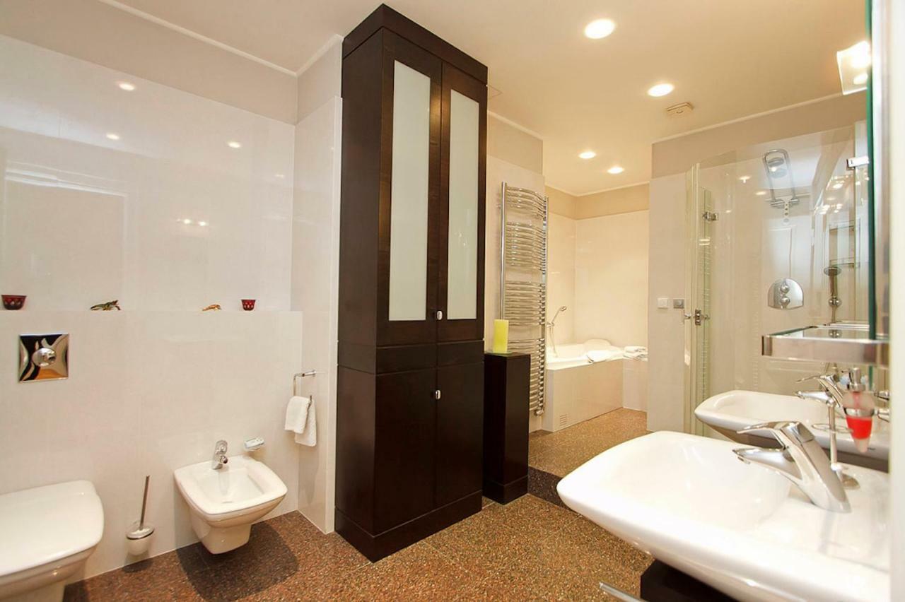 Spacious Elegance In The Heart Of Old Town Apartament